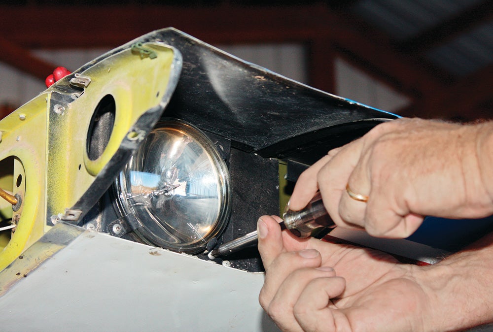 fly0111_maint4_1000x674.jpg